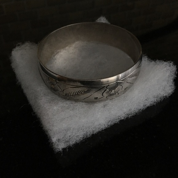 SILVER TONED BANGLE BRACELT - Picture 5 of 7